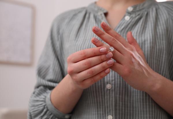 陳乃菁專欄｜先生一句「我太太很醜」，讓太太失智後仍常暴怒！ 婚姻中的隱忍，是晚年照顧困難的引信