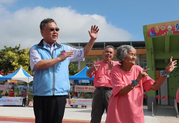 老後不想臥床、進機構，社區要有一站式長照據點！澎湖廢棄國小變健康園區，長輩開心上學防失能