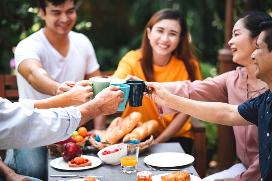 心理學研究「非常幸福」的人，共通點是什麼？喜歡揪團