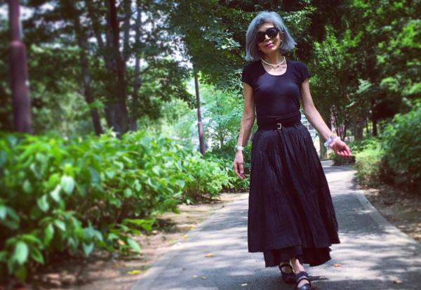 善用基本款就能很有型！日本白髮IG網紅小嶋昌子的黑白灰穿搭術