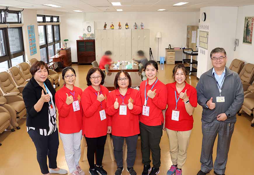 刷臉就能知道長輩心情、快跌倒時會發出警示！北榮經營的稻香日照中心，智慧照顧怎麼做？