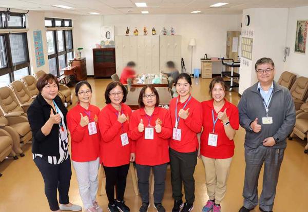 刷臉就能知道長輩心情、快跌倒時會發出警示！北榮經營的稻香日照中心，智慧照顧怎麼做？