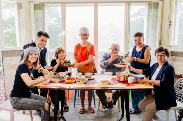最佳社區共老方案！高愛倫的「共餐」哲學：如何把鄰居變成相互照顧的新家人？