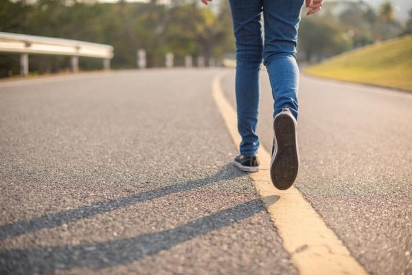 身形走樣，可能是走路姿勢出問題！50後讓視覺減齡的優雅走路法