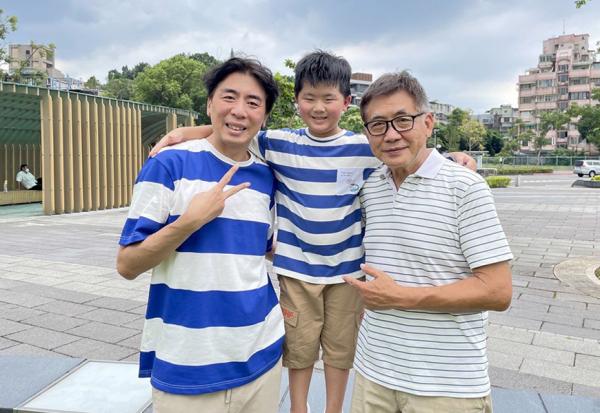 當阿公後轉換心情過生活，念EMBA、當街頭藝人！74歲梁修身：不輕言「退休」2字，才不會連走路都會變慢