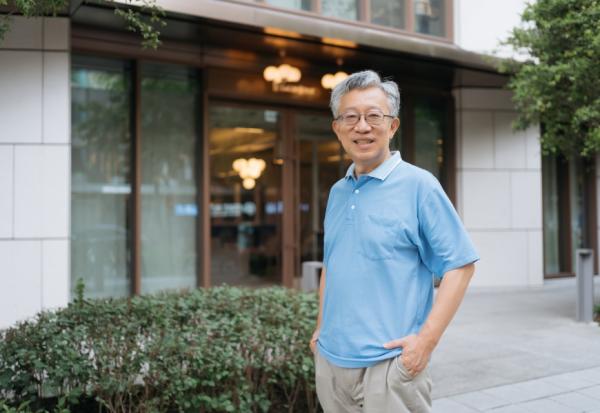 23天內父母接連在家辭世，施昇輝回顧爸媽最後一哩路：不後悔沒送他們去醫院，唯一遺憾只有這件事