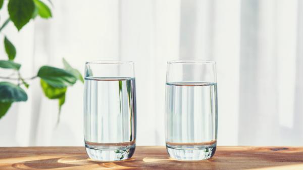 比補品對身體更好的早晨5習慣！韓中醫師：中年人更需早餐前喝2杯水