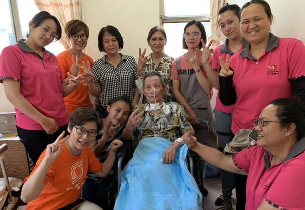 讓80歲臥床阿公拔管、恢復行動能力！林依瑩和伯拉罕團隊，如何以好照顧逆轉失能？