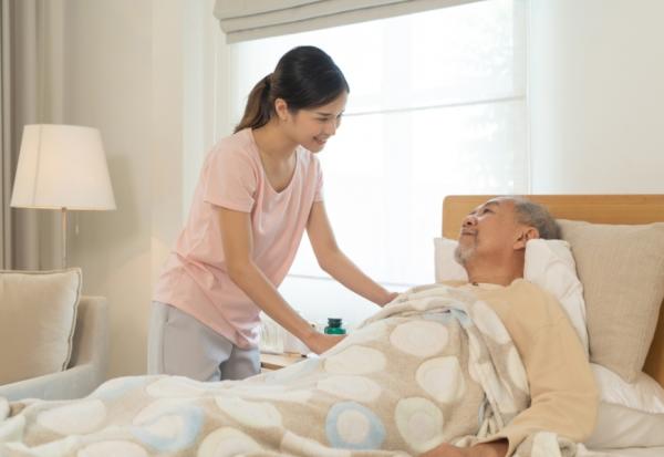 失智末期安寧不能太早斷食！葉炳強：實用「舒適餵食」法，尊嚴中保有生活品質