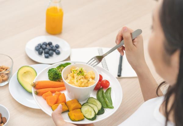 對眼睛好的食物有哪些？營養師劉怡里：玉米黃素、花青素、omega-3脂肪酸攝取重點與外食護眼菜單