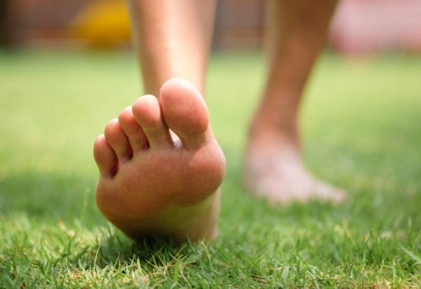 如何一邊散步，同時有健腦效果？中醫師：赤腳走路3大好處，最便宜的腳底按摩這樣做