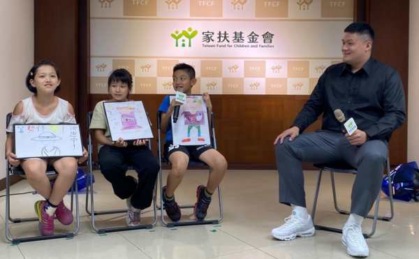 億級散戶巨人傑首次公開露面，捐助《巨人思維》百萬版稅改善家扶兒營養