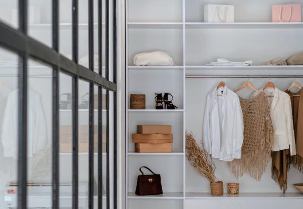 爆滿衣櫃與匱乏感有關！學會有錢人整理衣櫃的5個方法，找回生活與自我的真正滿足