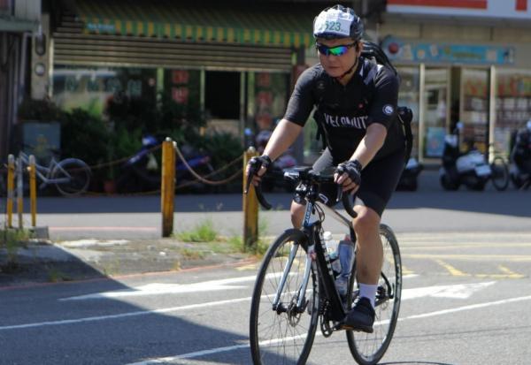 52歲被退休，中年失業後變帥氣大叔！游文功：沒有名片如何活得精采？ 