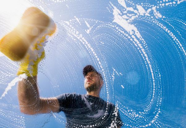一位清潔工薪水微薄，卻靠股票累積2億台幣！買股記得8句名言，讓錢愈滾愈大