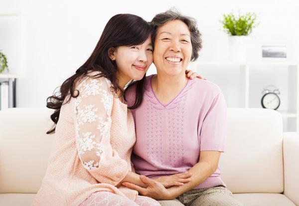 有錢時找兒子，有問題時找女兒？諮商師：打破好女兒情結，有些界線連母親也不該逾越