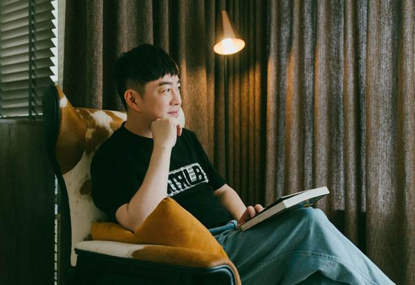 趁中年有體力搬到北投山上，獨享70坪美宅！李明川：每面窗都是景，搬家後連失眠也不藥而癒