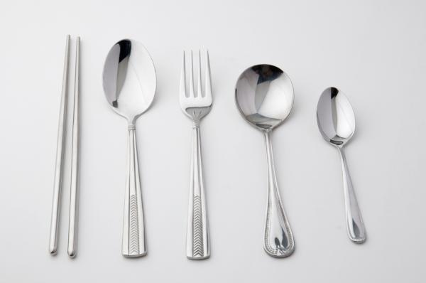 買不鏽鋼餐具，應認明「3開頭」的數字！304、316差別為何？