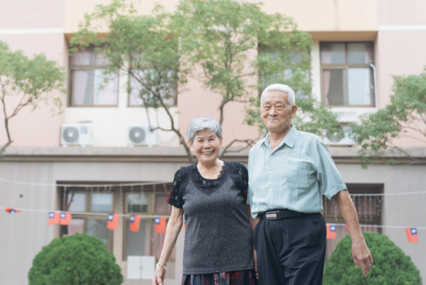 2人超過90歲結婚，顛覆台灣！91歲余奶奶、92歲趙爺爺：晚上還是會空虛，有人一起看電視、說說話多好 
