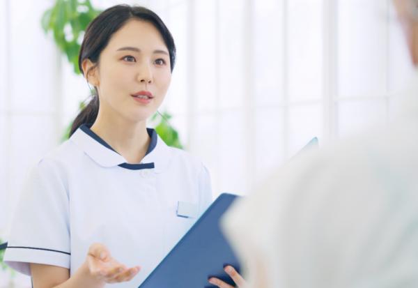 與你有關的服務｜長輩吃血壓藥險送命！如何避免長輩重複用藥副作用、確保吃對藥？社區就有的免費藥事照護服務怎麼用？