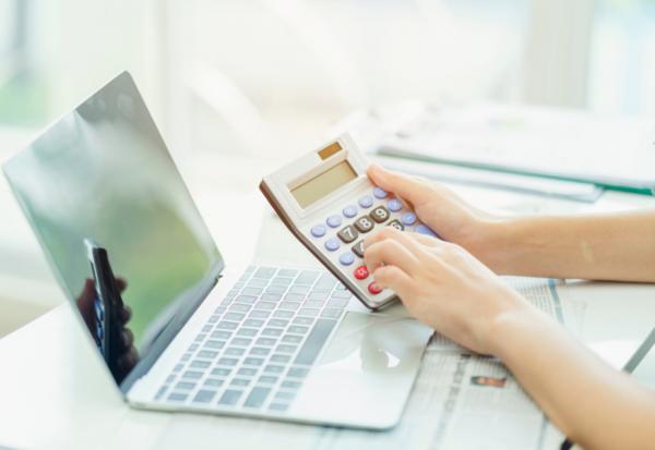 日領一千元，防疫補償怎麼領？確診者、居隔、照顧者補助不同，一次看懂