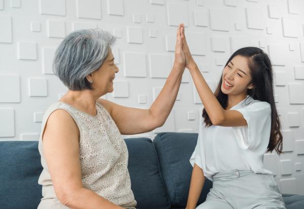 長輩有憂鬱、失智跡象，卻不願看醫生怎麼辦？精神科醫師蔡佳芬：善用6種方法，較容易勸說成功