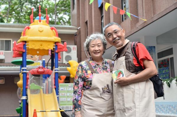 55歲以上的繪本共讀會「搖滾爺奶」： 一起前衛的變老吧！