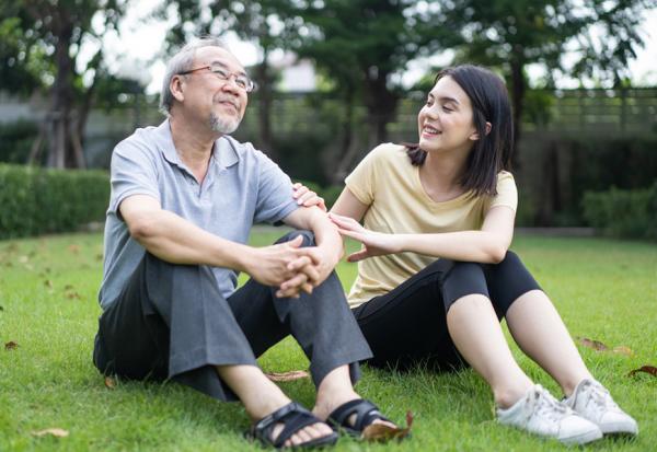 長輩離世前3天還可以吃熱炒、喝一杯！林金立：「溺愛式」照顧會加速失能，自立支援照顧怎麼做？