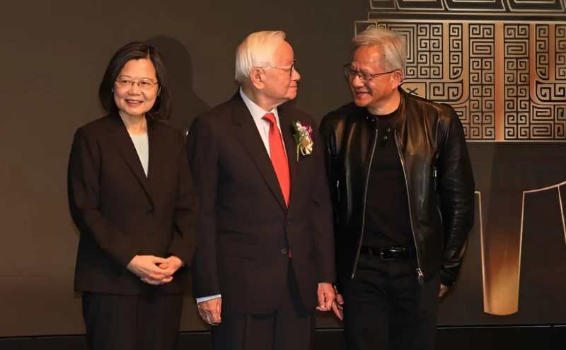 「各位，拜託安靜點，張忠謀打電話來了。」黃仁勳與張忠謀的初次對話，點燃後續20年合作火花