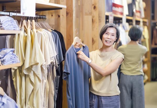 從五星級飯店退休再就業，多一份收入支持興趣！無印良品店員邱淑芬：60歲如何找到喜歡的工作？