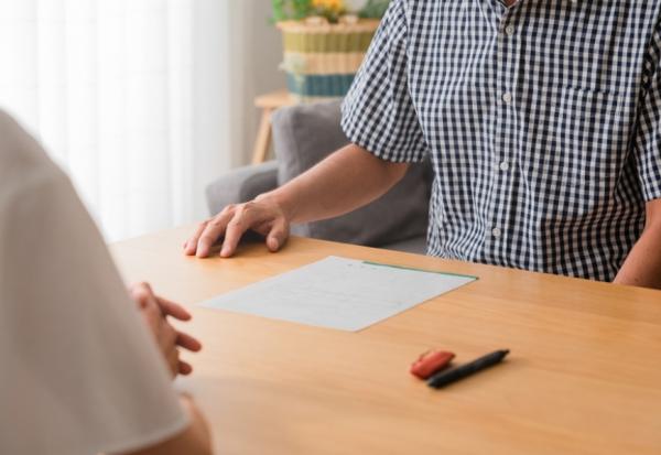 為家庭奮鬥到60多歲卻被太太離婚！律師：連「我今天好累」都說不出口的夫妻，如何同理彼此？