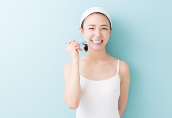 刷牙姿勢對也有助減重！不須拚命運動，就能消耗熱量的6件事