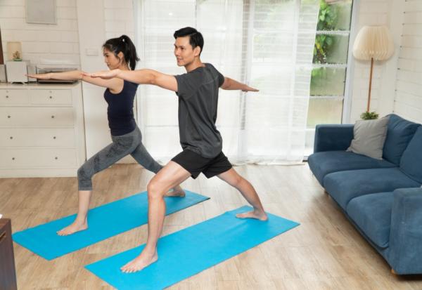 沒器材怎麼在家運動？體適能專家示範5組小挑戰，4本書就能練核心和平衡感