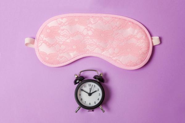 難入睡、半夜醒來，如何一覺到天明？專家：三餐在10小時內吃完有助改善