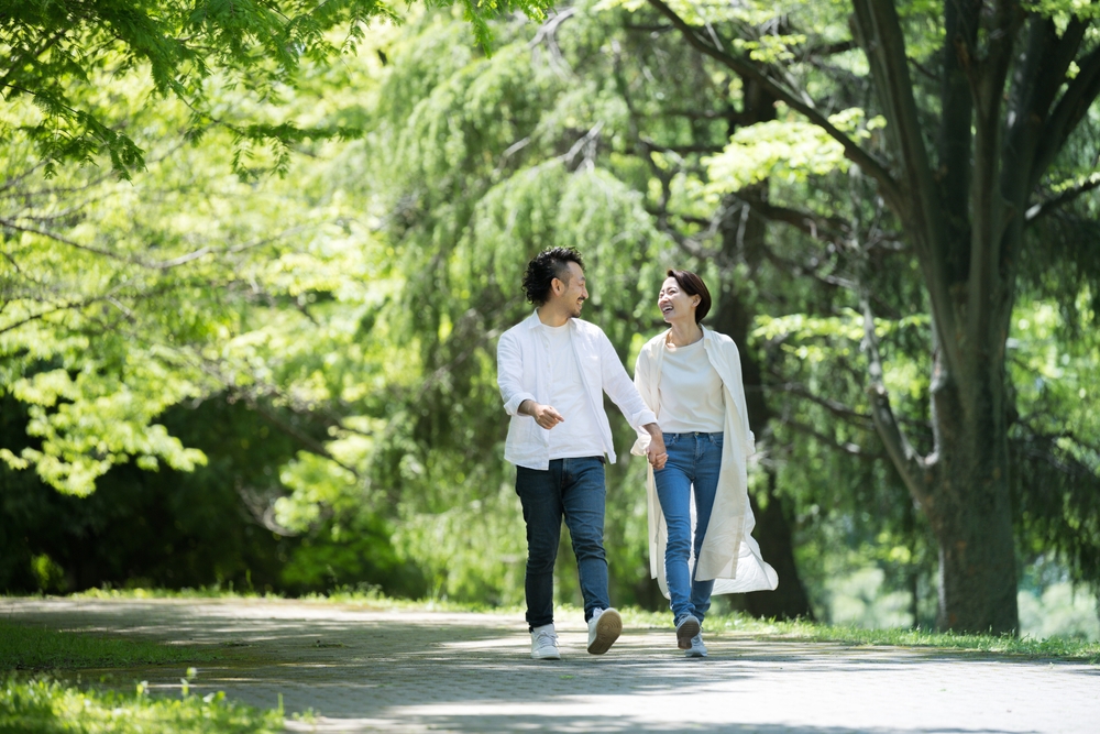 邊放屁邊走路對身體好！歐美爆紅的「放屁散步」是什麼？專家教你4步驟改善腸道健康
