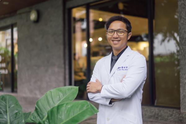 你的牙齒可能比你實際年齡更老？牙醫師：牙齒敏感、變黃可能是警訊，趁早修復琺瑯質、避免影響老後生活品質