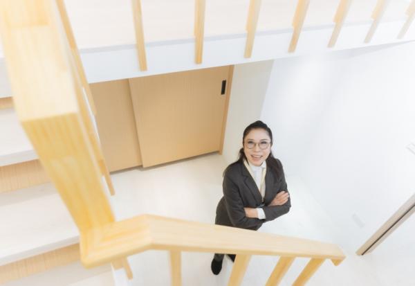 不會騎車、年紀最大，轉職當房仲卻業績常紅！74歲陳瑟欣：先生過世後每天一回家就哭，如何靠工作找到第三人生？