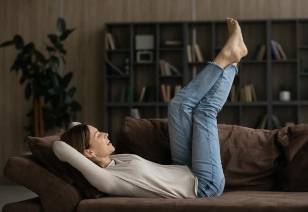 50歲要養成抬腳的習慣！超過一半人下肢靜脈曲張，做3動作預防