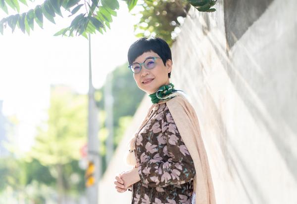 照顧思覺失調父與失智母8年！張曼娟體悟：優雅是歲月靜好的專利，照顧者如何自處？