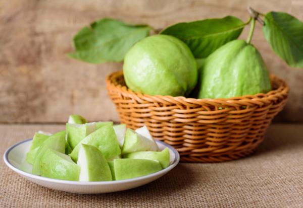 吃芭樂有助膠原蛋白合成！黑斑、氣色差等9種皮膚困擾，營養師一張表教你怎麼吃