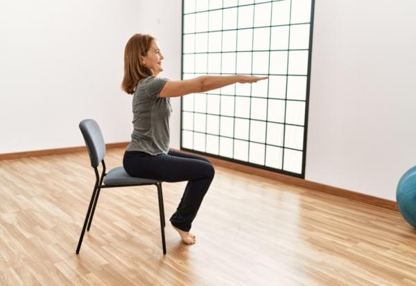 預防跌倒，坐著就能練腿力！專家推薦的4種下肢肌力訓練方法