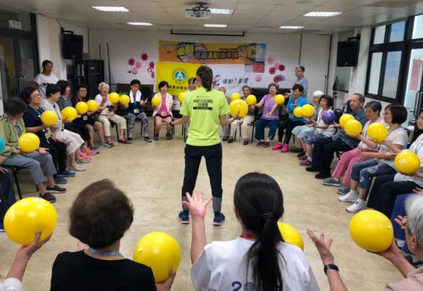 健身教練免費外送！台北市樂齡運動指導團，55歲以上揪滿20人就能申請