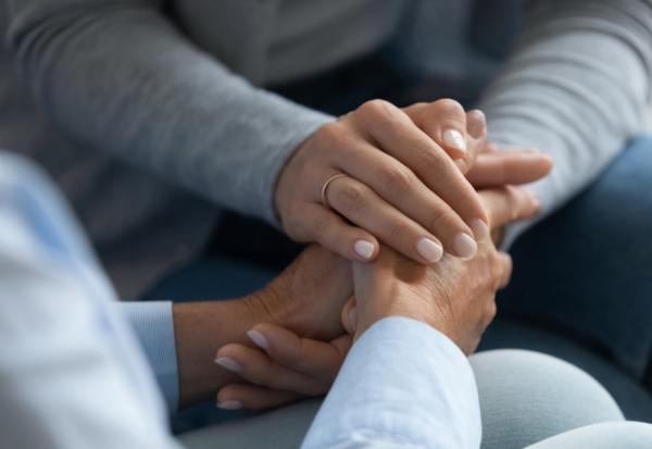 陪伴癌症臨終家人，該告知真實病情嗎？陳乃菁：這些話必須說，別怕談死，才能避免遺憾