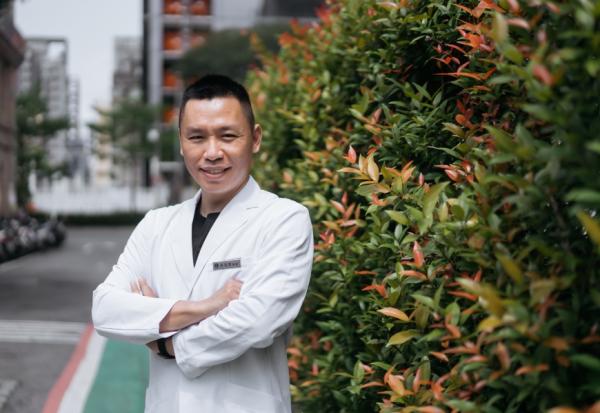 眼睛常過勞乾澀？眼科醫師徐浩恩：避免3件事，降低老後白內障風險