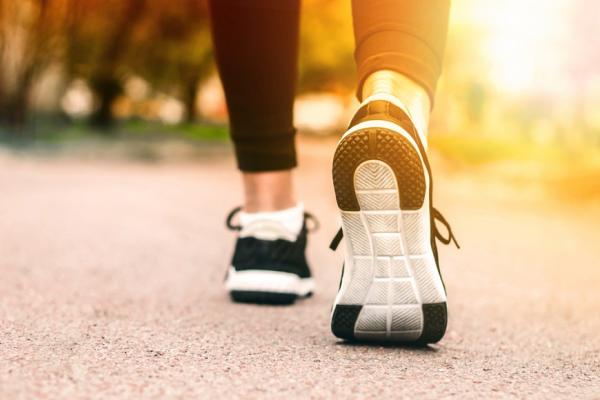 怎麼走與坐，才能避免膝蓋受傷？兩條直線走路法，預防退化性關節炎