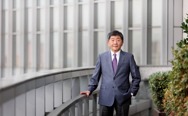 不只是守護台灣的疫情指揮官！密醫事件讓陳時中逐步改變了台灣牙醫界的生態 | 陳時中新書《溫暖的魄力》
