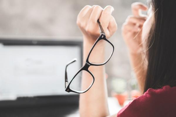 50歲視力還有救！醫師：每天3動作，改善疲勞、乾眼、老花眼