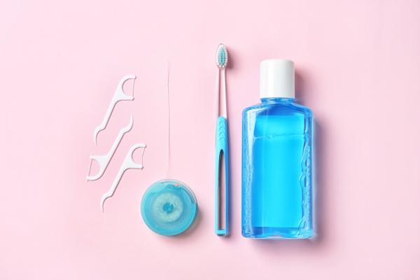 牙菌會引發失智！醫師：如何刷牙與挑牙刷，才能真正去除牙菌斑？