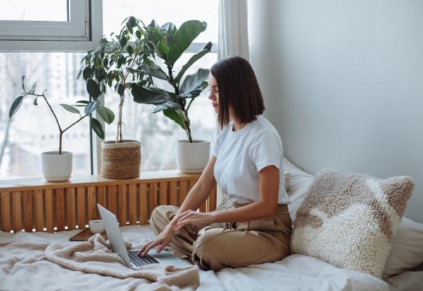 坐在椅子上盤腿，對膝蓋壓力大！醫師：最傷膝蓋的4種日常姿勢