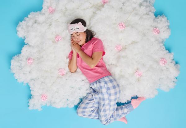 很累卻睡不著，表示大腦仍在緊張中！如何切換放鬆模式？睡前動動手指，5個動作就有效果